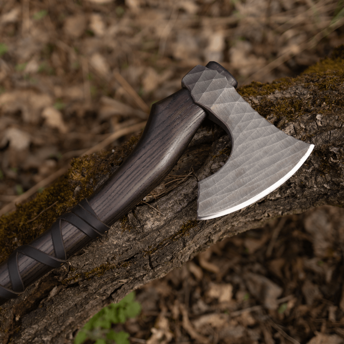 Hand forged axe “Sterk Vorley” with leather cover