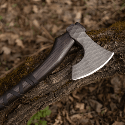 Hand forged axe “Sterk Vorley” with leather cover