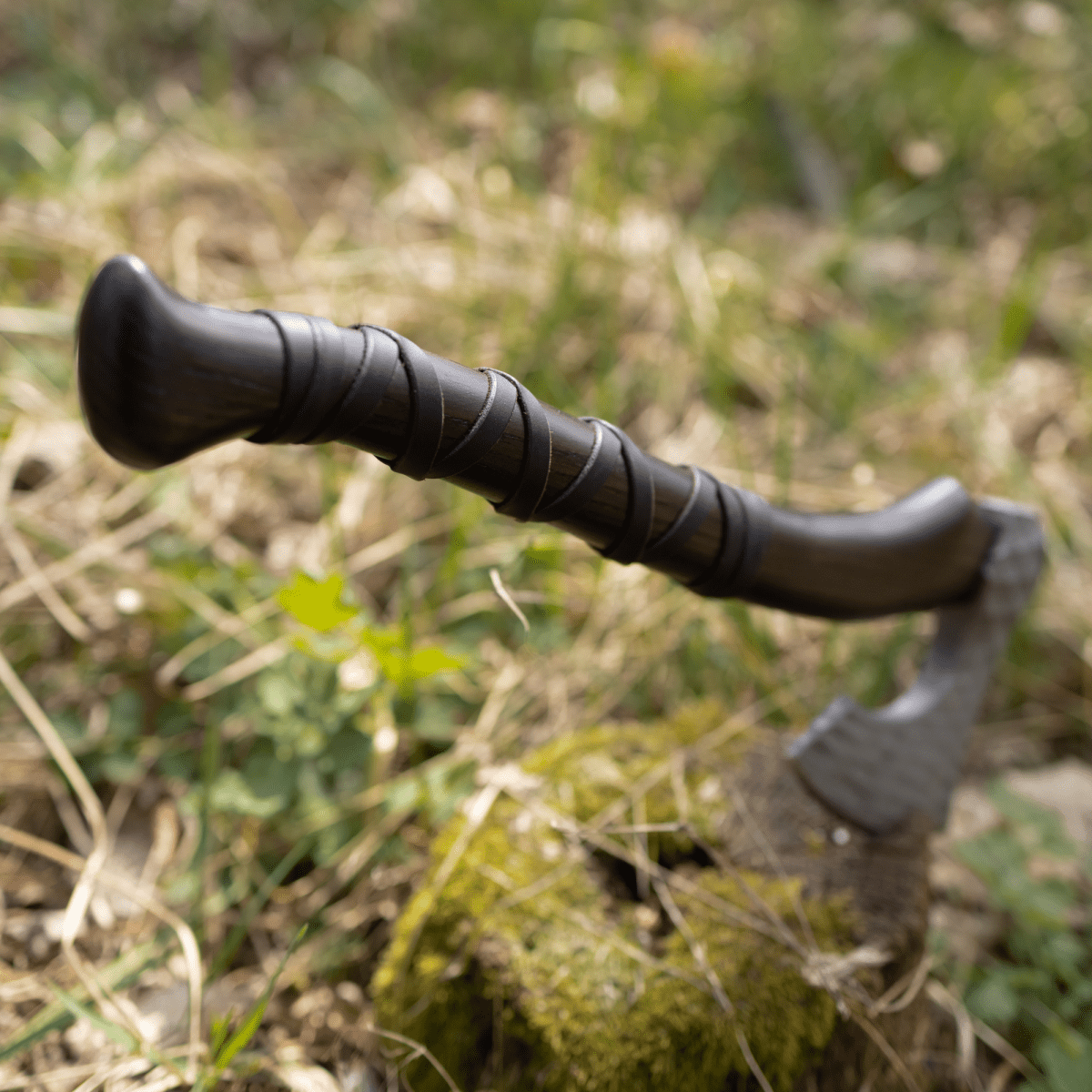 Hand forged axe “Sterk Vorley” with leather cover